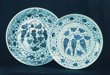 A kínai porcelán hatása a közel-keleti kerámiára: Felső - kínai, Ming, 15. század eleje. Alul: század eleji török.